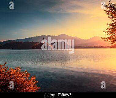 Célèbre église catholique sur petite île dans le lac de Bled, Slovénie, à l'aube de l'automne avec les montagnes en arrière-plan Banque D'Images