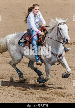 Cowgirl rodéo à cheval en compétition dans les courses de barils de cause, Chaffee County Fair & Rodeo, Salida, Colorado, USA Banque D'Images