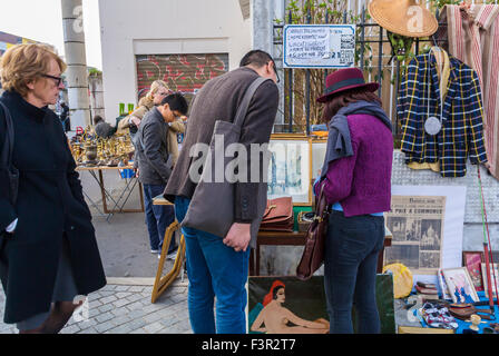 Paris, France, touristes chinois Shopping dans les marchés aux puces français, banlieues, 'les puces de Paris Saint Ouenn', 'porte de Clignancourt', étals de vêtements d'occasion sur rue, marché de vêtements vintage france quartiers locaux Banque D'Images