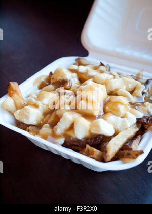 Un comptoir fort de la poutine du Québec classique de la poutine à Edmonton, Alberta, Canada. Banque D'Images