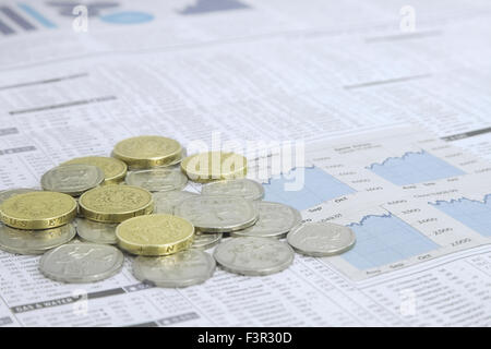 Rand sud-africain et en une livre de pièces sur un sur un papier de nouvelles financières Bourse page montrant les actions Banque D'Images