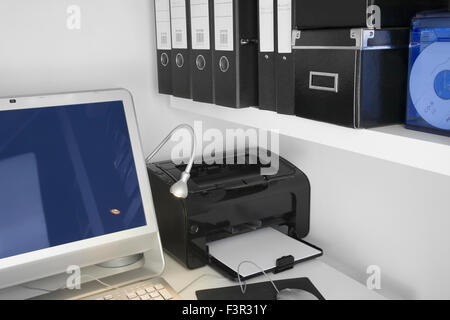 Bureau d'accueil intérieur a créé avec un ordinateur de bureau et imprimante Banque D'Images