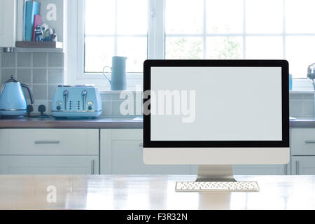 Home office interior créé en cuisine avec un écran d'ordinateur pour ajouter copier Banque D'Images