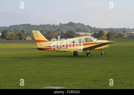 Avions légers monomoteurs yaxiing sur herbe à Wolvehampton Halfpenny Green Airport. UK Banque D'Images