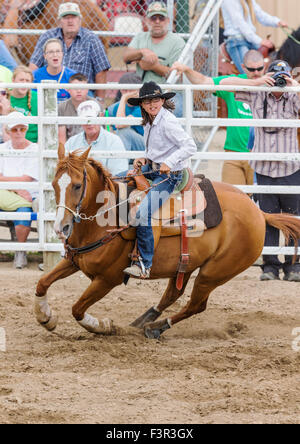 Cowgirl rodéo à cheval en compétition dans les courses de barils de cause, Chaffee County Fair & Rodeo, Salida, Colorado, USA Banque D'Images