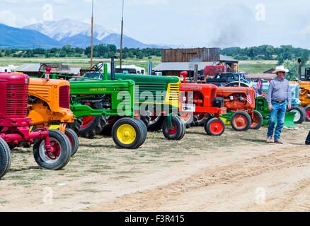 Les tracteurs anciens restaurés, Chaffee County Fair & Rodeo, Salida, Colorado, USA Banque D'Images