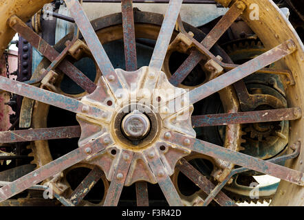 Close-up de roue en acier d'un tracteur à vapeur, Chaffee County Fair & Rodeo, Salida, Colorado, USA Banque D'Images