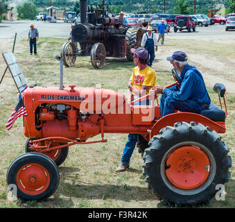 Rancher sur tracteur Allis Chalmers anciens restaurés, Chaffee County Fair & Rodeo, Salida, Colorado, USA Banque D'Images