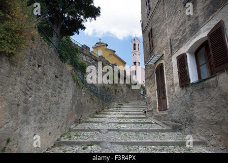 Une rue en pente pierreuse à Corte, Corse, France Banque D'Images