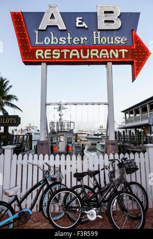 Key West Florida, Keys, Front Street, vélos, garés, panneau néon, A & B Lobster House, restaurant restaurants repas café cafés, FL150509071 Banque D'Images