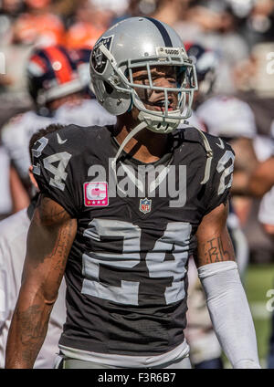 Oakland, Californie, USA. Oct 11, 2015. Oakland Raiders gratuit à la Charles Woodson (24) le dimanche, 11 octobre 2015 à O.co Coliseum à Oakland, Californie. Les Broncos défait les Raiders 16-10. Al Golub/CSM/Alamy Live News Banque D'Images