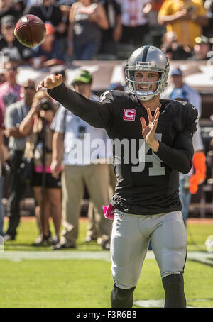 Oakland, Californie, USA. Oct 11, 2015. Oakland Raiders quarterback Derek Carr (4) rend passe rapide sur Dimanche, 11 octobre 2015 à O.co Coliseum à Oakland, Californie. Les Broncos défait les Raiders 16-10. Al Golub/CSM/Alamy Live News Banque D'Images