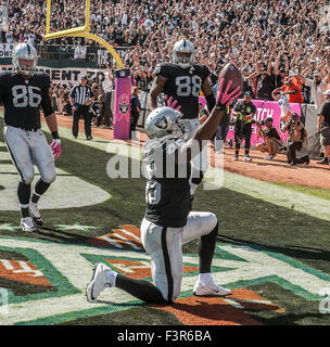 Oakland, Californie, USA. Oct 11, 2015. Oakland Raiders fullback Marcel Reece (45) célèbre le toucher des roues le dimanche, 11 octobre 2015 à O.co Coliseum à Oakland, Californie. Les Broncos défait les Raiders 16-10. Al Golub/CSM/Alamy Live News Banque D'Images