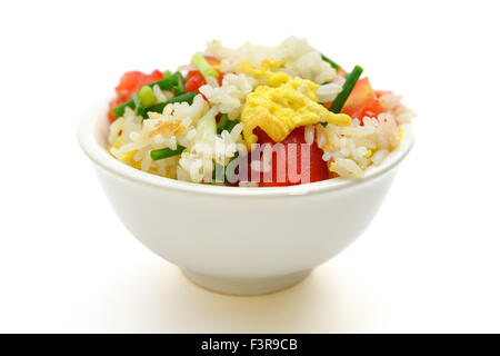 La cuisine chinoise - riz frit à la maison avec des tomates et des oeufs sur white with clipping path Banque D'Images