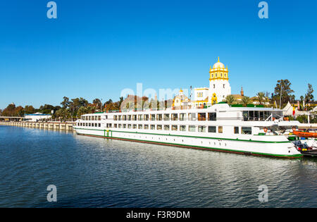 Espagne, Andalousie, Séville, un bateau de tourisme sur le fleuve Guadalquivir Banque D'Images