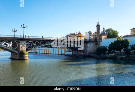 Espagne, Andalousie, Séville, le pont Isabel II sur le fleuve Guadalquivir Banque D'Images