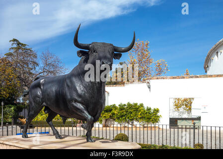 Espagne, Andalousie, Ronda, un monument de Bull en face de la Plaza de Toros (Arènes) Banque D'Images