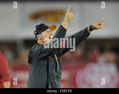11 octobre 2015 Los Angeles, CA.(FICHIER PHOTOS) USC l'entraîneur-chef Steve Sarkisian, photographié ici par rapport à la perte non classés contre les Huskies de Washington, est retourné à la pratique pour se faire dire par Pat Haden le directeur sportif, qu'il (Sarkisian) va prendre un congé d'une durée indéterminée après, selon certaines sources, il est arrivé dimanche à équipements de l'équipe qui paraît être d'ivresse. dans la ville de Los Angeles, Californie le 11 octobre 2015. (Photographe complète absolue & Company Crédit : Jose Marin/MarinMedia.org/Cal Sport Media Network Television (veuillez contacter votre représentant commercial pour te Banque D'Images