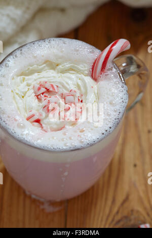 Chocolat chaud blanc avec des cannes de menthe poivrée Banque D'Images