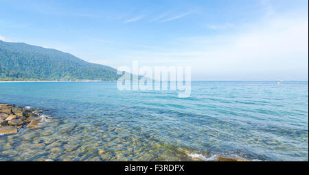Rock Beach à l'eau claire et ciel bleu Banque D'Images