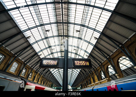 Sur la plate-forme à la gare de Kings Cross à Londres. Banque D'Images