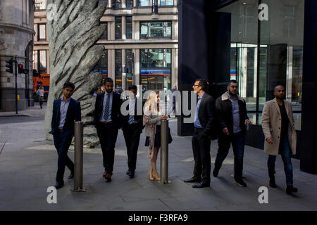 Les travailleurs de la ville par le passage de l'oeuvre d'un géant de l'aile de bronze à l'heure du déjeuner dans le quartier financier de Londres. Comme la lumière se reflète sur les immeubles de bureaux à proximité, la foule à l'heure du déjeuner devant ce géant des illustrations sur leur façon de réunions et sandwicheries. Les dix mètres de haut est la sculpture en bronze par le président de la Royal Academy of Arts, Christopher Le Brun, commandé par Hammerson en 2009. Elle est appelée 'La Ville' de l'aile et a été jeté par Morris Singer, fondateurs de l'art réputé pour être la plus ancienne fonderie d'art dans le monde. Banque D'Images