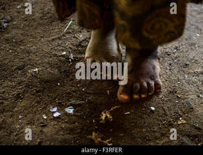 Les pieds des enfants, à l'ouest de l'Ouganda, l'Afrique Banque D'Images
