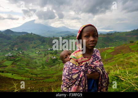 Fille avec bébé, de la région de Virunga, l'Ouganda, l'Afrique Banque D'Images