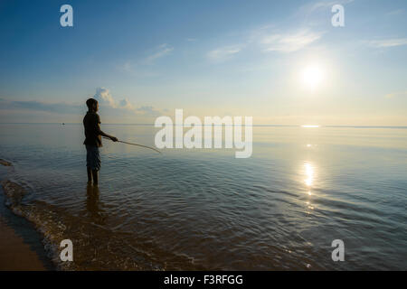 Boy est la pêche sur le lac Malawi, Malawi, Afrique Banque D'Images