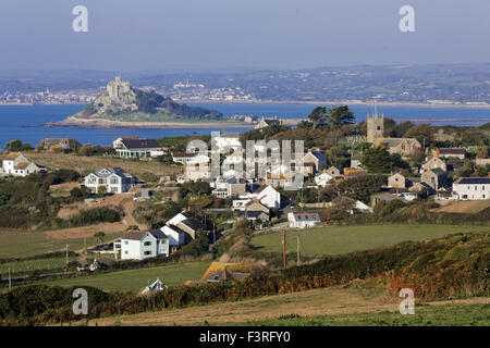 Météo France, vue sur St Michaels Mount avec Perranuthnoe village en premier plan lors d'un matin ensoleillé à Cornwall le 12 octobre 2015. Credit : Juergen Schwarz/Alamy Live News Banque D'Images