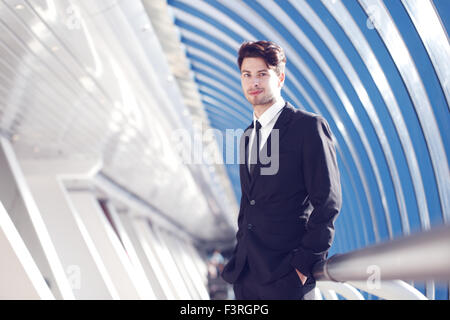 Young businessman standing in corridor de l'immeuble de bureaux modernes Banque D'Images