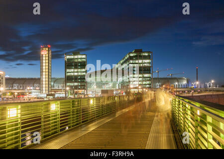 Gustav Heinemann Bridge à la gare centrale, Berlin, Allemagne Banque D'Images