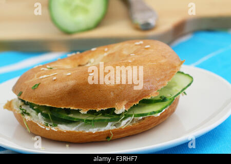 Bagel au fromage à la crème et concombre Banque D'Images