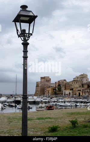 Vue sur le port de Castellamare del Golfo Sicile Italie Banque D'Images