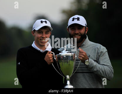 Le Woburn, au Royaume-Uni. Oct 11, 2015. Matthieu Fitzpatrick de l'Angleterre pose avec le trophée avec sa caddie Tom Ridley après avoir remporté le Masters britannique soutenu par la chaîne Sky Sports à Woburn Woburn, Club de Golf en Angleterre. Crédit : David Partridge / Alamy Live News Banque D'Images