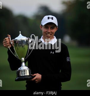 Le Woburn, au Royaume-Uni. Oct 11, 2015. Matthieu Fitzpatrick de l'Angleterre avec le trophée gagnants après la finale du British Masters à Woburn Golf Club le 11 octobre 2015 à Woburn, Angleterre. Crédit : David Partridge / Alamy Live News Banque D'Images