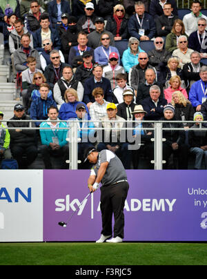 Le Woburn, au Royaume-Uni. Oct 11, 2015. Kiradech Aphinbarnrat de Thaïlande disques durs du premier trou de la ronde finale de la British Masters à Woburn Woburn, Club de Golf en Angleterre. Crédit : David Partridge / Alamy Live News Banque D'Images