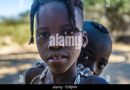 Les enfants de la tribu Himba, Kaokoland, Namibie, Afrique Banque D'Images