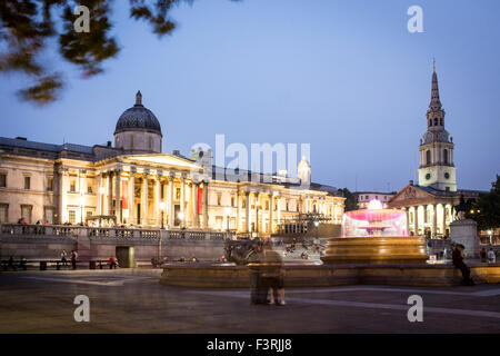 Trafalgar Square, la National Gallery et St Martin dans l'église de champs, Londres, Royaume-Uni Banque D'Images