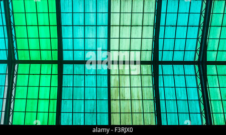 Toit en verre vert moderne avec lumière directe du soleil Banque D'Images