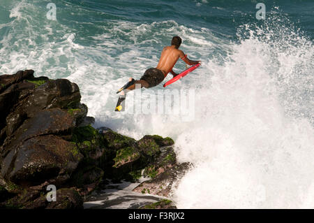 Ho'okipa Beach. Maui. Hawaii. Surfer de sauter dans l'eau. Ho'okipa Beach Park, la maison d'origine du surf contemporain sur M Banque D'Images