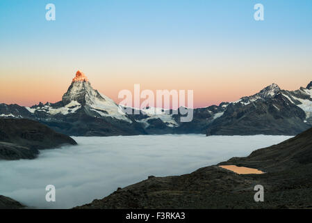 Cervin avec les nuages au lever du soleil, Suisse Banque D'Images