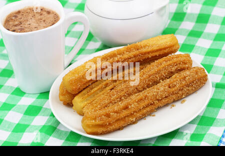 Churros espagnol sur la plaque et une tasse de chocolat chaud Banque D'Images