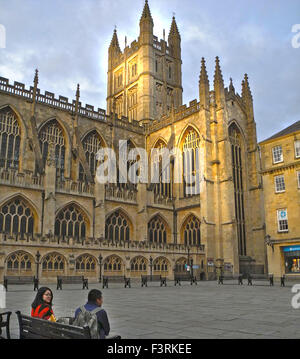 La pierre de Bath d'or de l'abbaye de Bath brille dans le soleil de l'après-midi. Banque D'Images