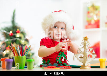 Fille enfant faire des décorations de Noël à jouer jouet d'argile Banque D'Images