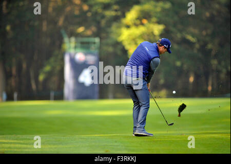 Le Woburn, au Royaume-Uni. Oct 11, 2015. Danny Willett de l'Angleterre joue son approche de la 4e trou de la ronde finale de la British Masters à Woburn Golf Club le 11 octobre 2015 à Woburn, Angleterre. Crédit : David Partridge / Alamy Live News Banque D'Images