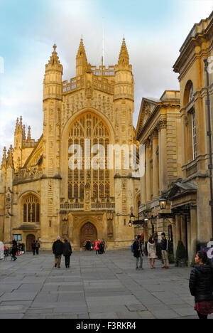 La pierre de Bath d'or de l'abbaye de Bath brille dans le soleil de l'après-midi. Banque D'Images