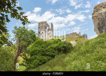 Les ruines perchées de Corfe Castle de Corfe, Dorset, au sud-ouest de l'Angleterre lors d'une journée ensoleillée avec ciel bleu Banque D'Images