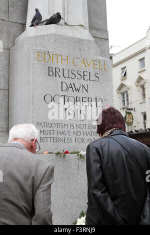 Londres, Royaume-Uni. 12 octobre, 2015. Tributs floraux à la statue d'Edith Cavell, qui a été infirmière britannique dans la seconde guerre mondiale 1 le traitement des blessés alliés et allemands et du personnel à l'occasion du centenaire depuis son exécution par l'armée allemande pour trahison Crédit : amer ghazzal/Alamy Live News Banque D'Images