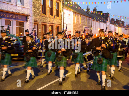 Gala 2015 Gatehouse of Fleet Pipe Band et le défilé aux flambeaux Banque D'Images